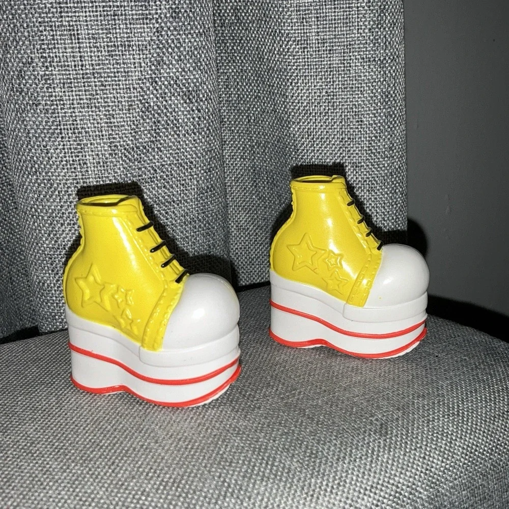 BRATZ Doll Kisses! XOXO Fashion Pack REPLACEMENT Yellow PLATFORM SNEAKERS EUC